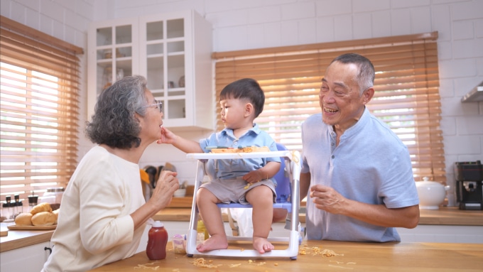 Ông bà có thể lây cúm, sởi, thủy đậu, bệnh do RSV... từ bên ngoài và lây truyền cho cháu khi tiếp xúc gần, chăm sóc bé. Ảnh minh họa: Vecteezy