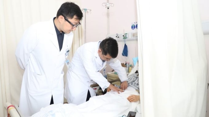 Đội ngũ y tế từ Bệnh viện Nhân dân số 10 tiếp nhận bệnh nhân. Ảnh: Jiefang Daily
