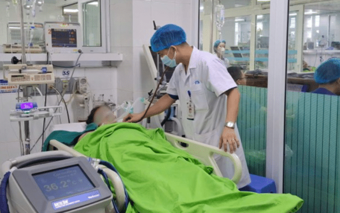 Bệnh nhân hôn mê, suy đa tạng do sốc nhiệt. Ảnh: Hà Nguyệt