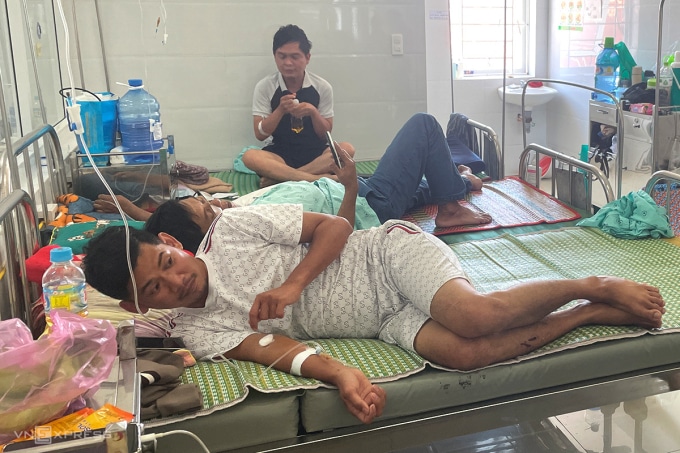 Các bệnh nhân bị ngộ độc sau khi ăn bánh mì đang được điều trị tại Bệnh viện Đa khoa trung tâm Gia Lai. Ảnh: Trần Hóa