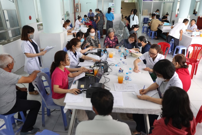 Người dân khám bệnh trong chương trình nhân Ngày Sức khỏe toàn dân tại trạm y tế phường Tăng Nhơn Phú, ngày 5/4. Ảnh: Quỳnh Trần