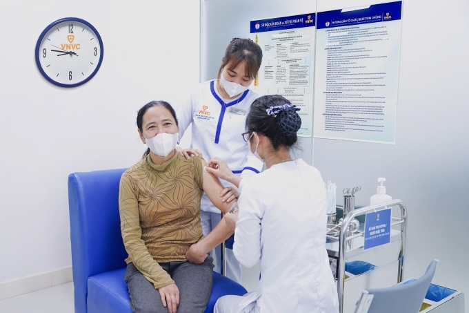 Người lớn tiêm vaccine cúm, phế cầu phòng viêm phổi tại Hệ thống Tiêm chủng VNVC. Ảnh: Mộc Thảo