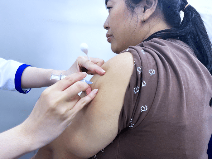 Chị Hoàng Thị Hương tiêm vaccine cúm, não mô cầu phòng bệnh tại VNVC Thủ Đức. Ảnh: Diệu Thuần
