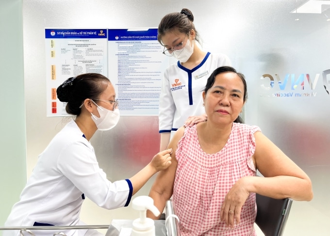 Bà Thắm tiêm vaccine cúm và thương hàn mũi nhắc lại ngày 5/3 tại VNVC Kha Vạn Cân để phòng bệnh. Ảnh: Diệu Thuần